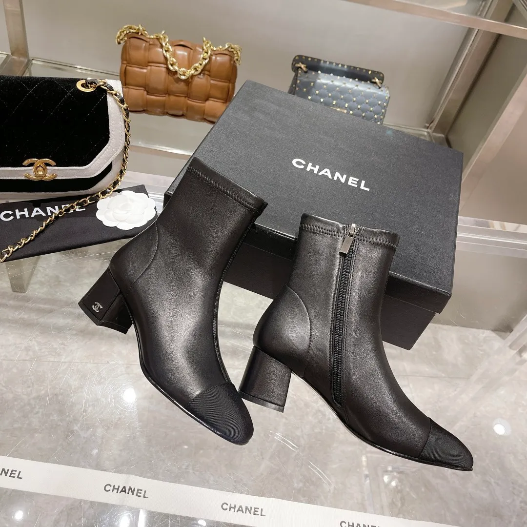👟👟Ex-factory price 620👟👟 👑Chanel Chanel Xiaoxiang Wannian classic stitching thick heel short boots. 🔻Interpretation of elegant little fragrance〰️Super textured style, low-key but not simple, elegant and noble, especially the small double CLOGO embellishment on the heel, and the simple splicing of different materials on the toe casually reveal elegance and sophistication. It feels like walking on the ground without tiring your feet at all👌🏻. 👟👟👟👟The upper is made of imported Italian lambskin🐑, the lining is lambskin, and the Italian cow leather outsole. Heel height: 5cm. size: 35-39 (34, 40 can be customized)